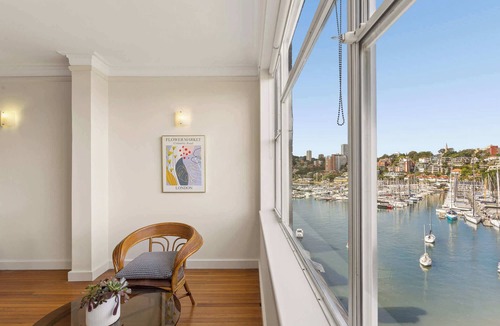 Elizabeth Bay Apartment | Large Comfortable Deco Apartment with Marina Views