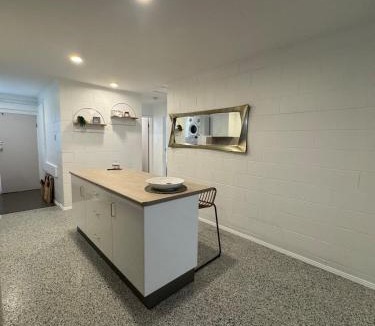 Kirwan Apartment | Large Earthy toned Apartment