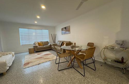 Kirwan Apartment | Large Earthy toned Apartment