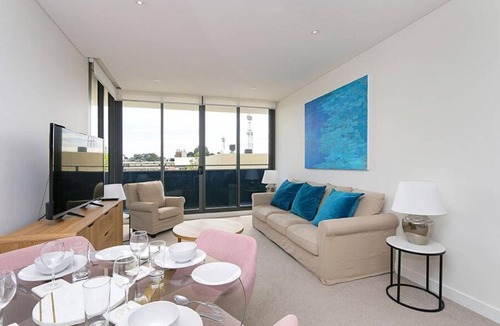 Claremont Apartment | Large Modern 2 Bedroom Apartment near Lake Claremont