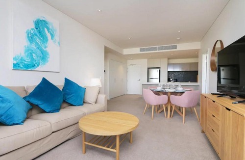 Claremont Apartment | Large Modern 2 Bedroom Apartment near Lake Claremont
