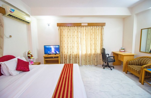 Banani Hotel | Laurel Lakefront Hotel