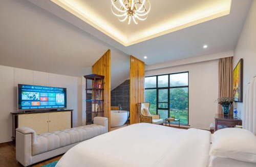 Wulingyuan House | LeadingMen Riverview Hotel&Lift&Free Laundry &Book tickets &Downtown Location and Experienced tour guide service