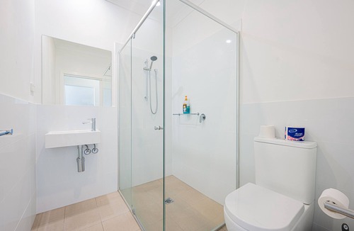 Austral House | Leppington/4室私密别墅/交通便利/带热水浴缸/大草坪/带车库/温馨舒适