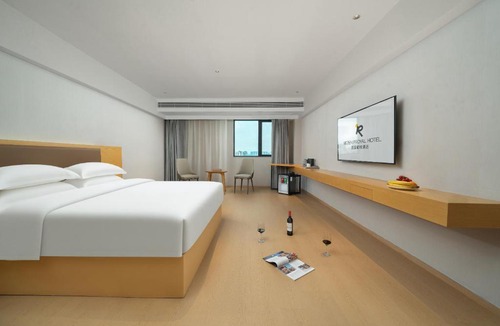 Baiyun Hotel | Licheng Platinum Rui Hotel Dongping Metro Station Branch
