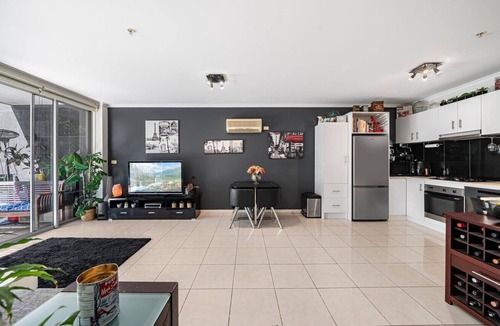Windsor Apartment | Light-filled, spacious 2 bdrm Prahran apartment with free parking.
