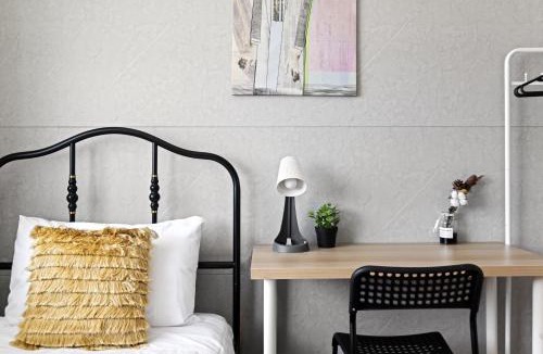 Peakhurst House | Light & Simple Single Room - Peakhurst Area - Shared Bathroom