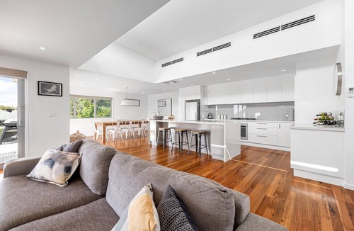McCrae House | Lighthouse Views, McCrae - Stunning views of bay and lighthouse