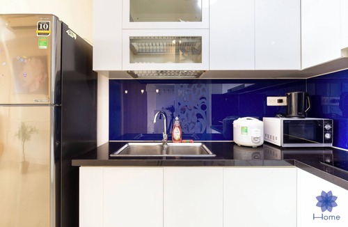 Tan Binh House | Lighting 2BRs Apt, 5minsfrom Airport, Free gym & Pool