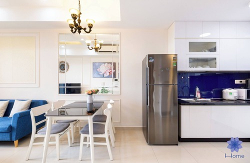 Tan Binh House | Lighting 2BRs Apt, 5minsfrom Airport, Free gym & Pool