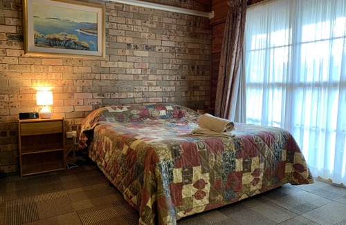 Lightning Ridge Hotel | Lightning Ridge Outback Resort & Caravan Park