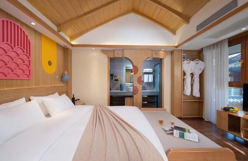 Dayan Old Town Hotel | Lijiang MuYa Chinese Courtyard Hotel with Water View
