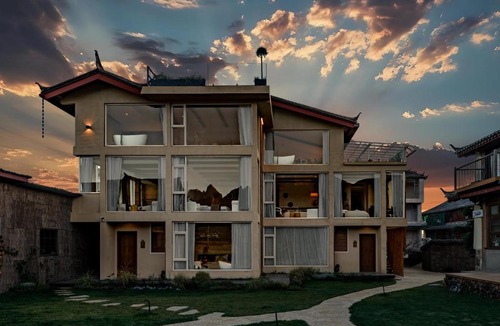 Yulong Hotel | Lijiang Tennessee Moutain Lodge & cafe - A Luxury Farmstay with Jade Dragon Views at Baisha Village - Free Pick-up from Airport&Railway station for 3-Night Stays