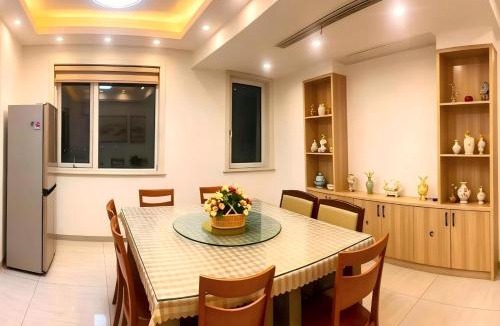 Xiuzhou Qu Apartment | Lingyunju Sky Villa Top Floor 3 King Bed Suite for 6 Guests
