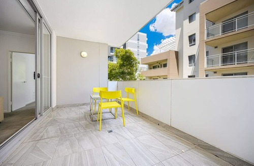 Liverpool Apartment | Liverpool 3Br with Car parking near Train/Shopping