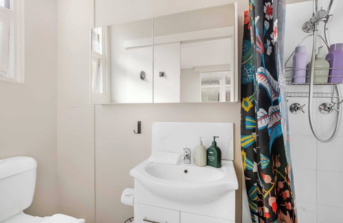 Woolloomooloo Apartment | Location and lifestyle in a cute luxe studio with stunning city views