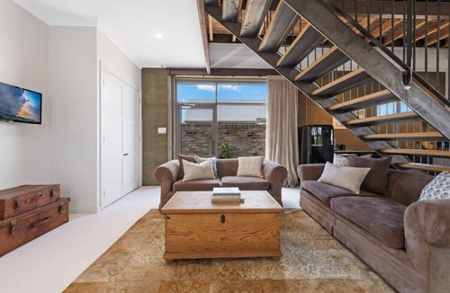 Borenore Apartment | Loft House - On Heifer Station Vineyard, Firepit