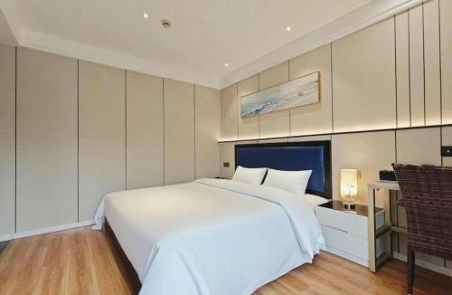 Huaihai Road Commercial Area Hotel | Longchen Holiday Hotel-close to Xintiandi and Huaihai Middle Road