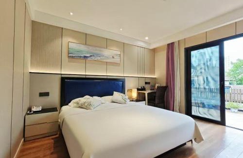 Huaihai Road Commercial Area Hotel | Longchen Holiday Hotel-close to Xintiandi and Huaihai Middle Road