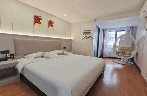 Huaihai Road Commercial Area Hotel | Longchen Holiday Hotel-close to Xintiandi and Huaihai Middle Road