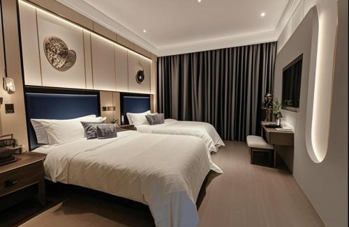 Huaihai Road Commercial Area Hotel | Longchen Holiday Hotel-close to Xintiandi and Huaihai Middle Road