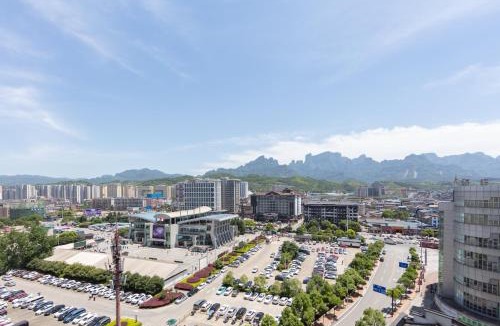 Yongding Hostel | Luna's Travel House-Family and group-friendly,Walk 2 minutes to Tianmen Cableway,Free pick up service,Book tickets, Free Laundry,Experienced tour guide service,Group tour