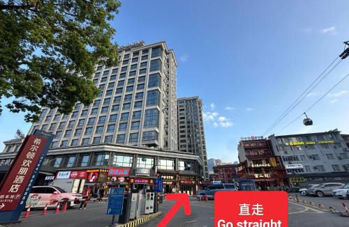 Yongding Hostel | Luna's Travel House-Family and group-friendly,Walk 2 minutes to Tianmen Cableway,Free pick up service,Book tickets, Free Laundry,Experienced tour guide service,Group tour