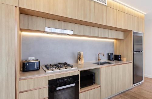 Kangaroo Point Apartment | Lux Style Spacious 2 Bed 2 Bath Apt, Pool , Parking