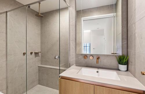 Kangaroo Point Apartment | Lux Style Spacious 2 Bed 2 Bath Apt, Pool , Parking