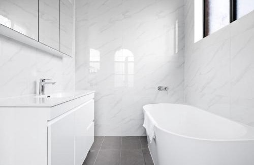 Bankstown House | Luxe Ensuite Queen Room - Close to Stations & Shops