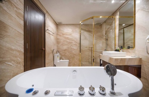 Ngu Hanh Son Hotel | Luxurious Suite with Ocean view