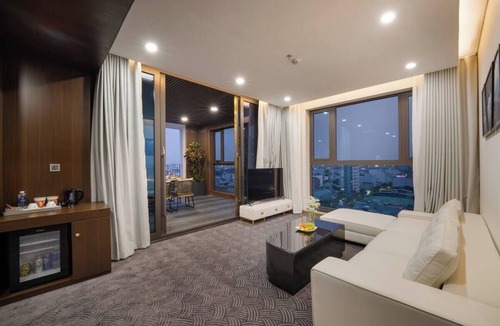Ngu Hanh Son Hotel | Luxurious Suite with Ocean view