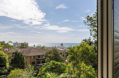 Narrabeen Apartment | Luxury 2-Bed with Ocean Views and Garden