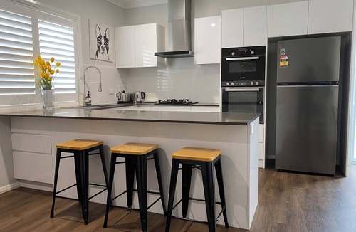 Gledswood Hills Villa | Luxury 3-Bedroom Unit - Sleeps 6 Guests