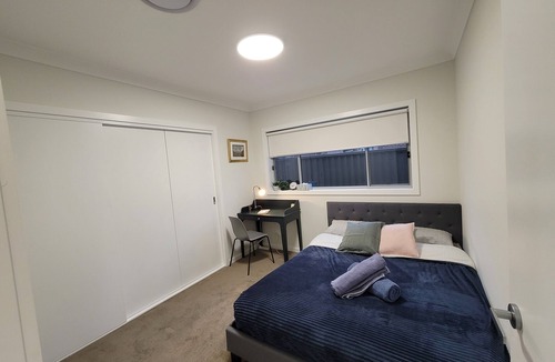 Schofields House | Luxury 5 Bedrooms Schofields Home- 5-10mins to Station and shops,Cafes