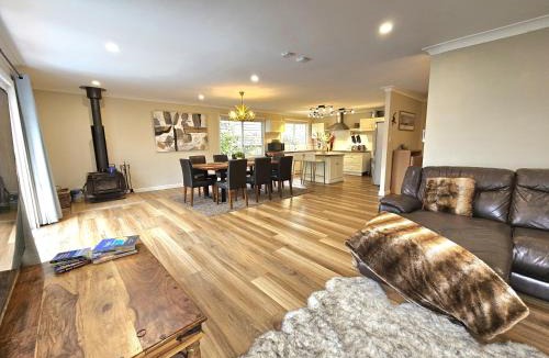 Sydney House | Luxury Mountain Retreat with Gym, Heated Private Pool & Bush Views
