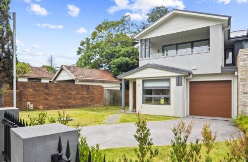 Willoughby House | Luxury Retreat & Spacious 4BR House in Willoughby