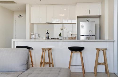 St. Leonards Apartment | Luxury Sydney Skyline Apartment with Secure Parking, Harbour Bridge Views in St Leonards Near CBD