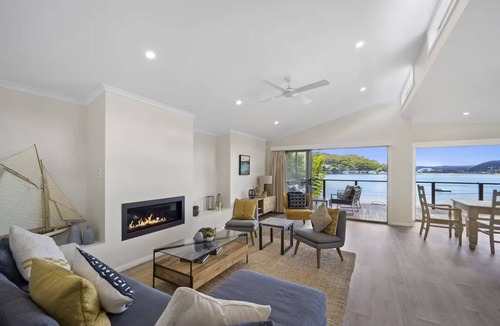 Pretty Beach Central Coast House | Luxury Villas Araluen Waterfront Getaway (Walk to the beach)
