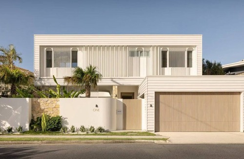 Burleigh Heads House | Luxury Villas Burleigh Springs (Pool & Walk to the beach)