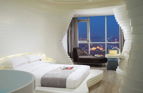 Yuzhong Hotel | m58 Sky Sunset Hotel