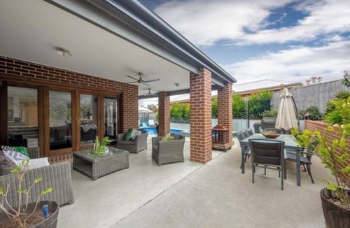 Gisborne House | Macedon Ranges - Large Family Home with pool and spa- sleeps 13 - pet friendly!