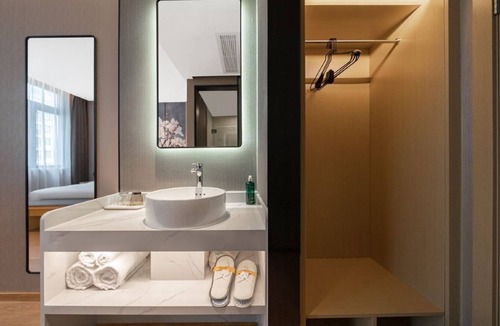 Pudong Hotel | Magnolia Hotel Lingkong Road subway