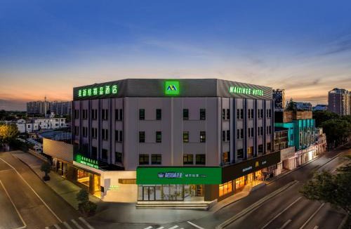 Pudong Hotel | Mai Xinge Boutique Hotel - Free shuttle buses are provided between PVG Airport and Disneyland