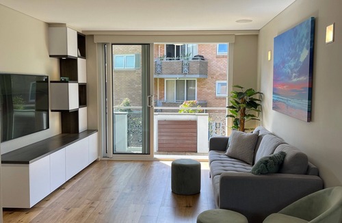 Manly Apartment | Manly - Free parking, WIFI, Office, Pool, Coffee Machine