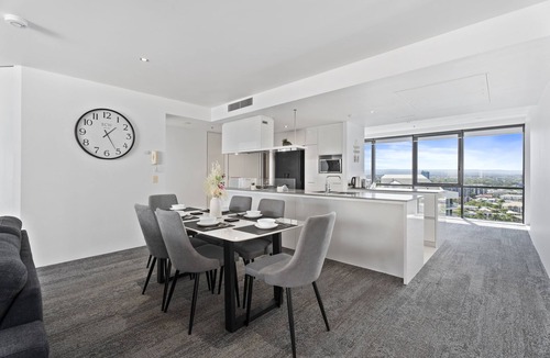 Surfers Paradise Apartment | mantra circle on cavill level ocean and river veiw amazing veiws & city centre