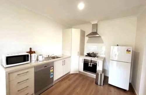 Sydney House | Maraylya Affordable Modern 7 Br Home + Parking