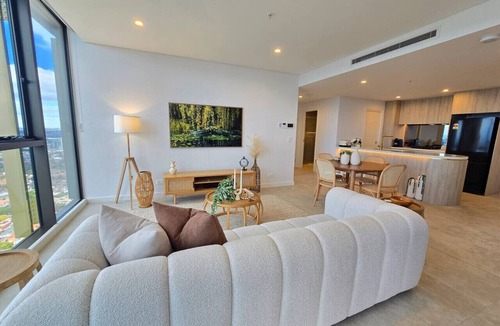 Harris Park Apartment | Marion St Eats | Pool and City View