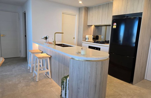 Harris Park Apartment | Marion St Eats | Pool and City View