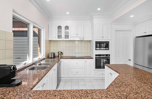 Lower Mitcham House | Marvel in Mitcham - 6 Bedroom, Pool, Luxury